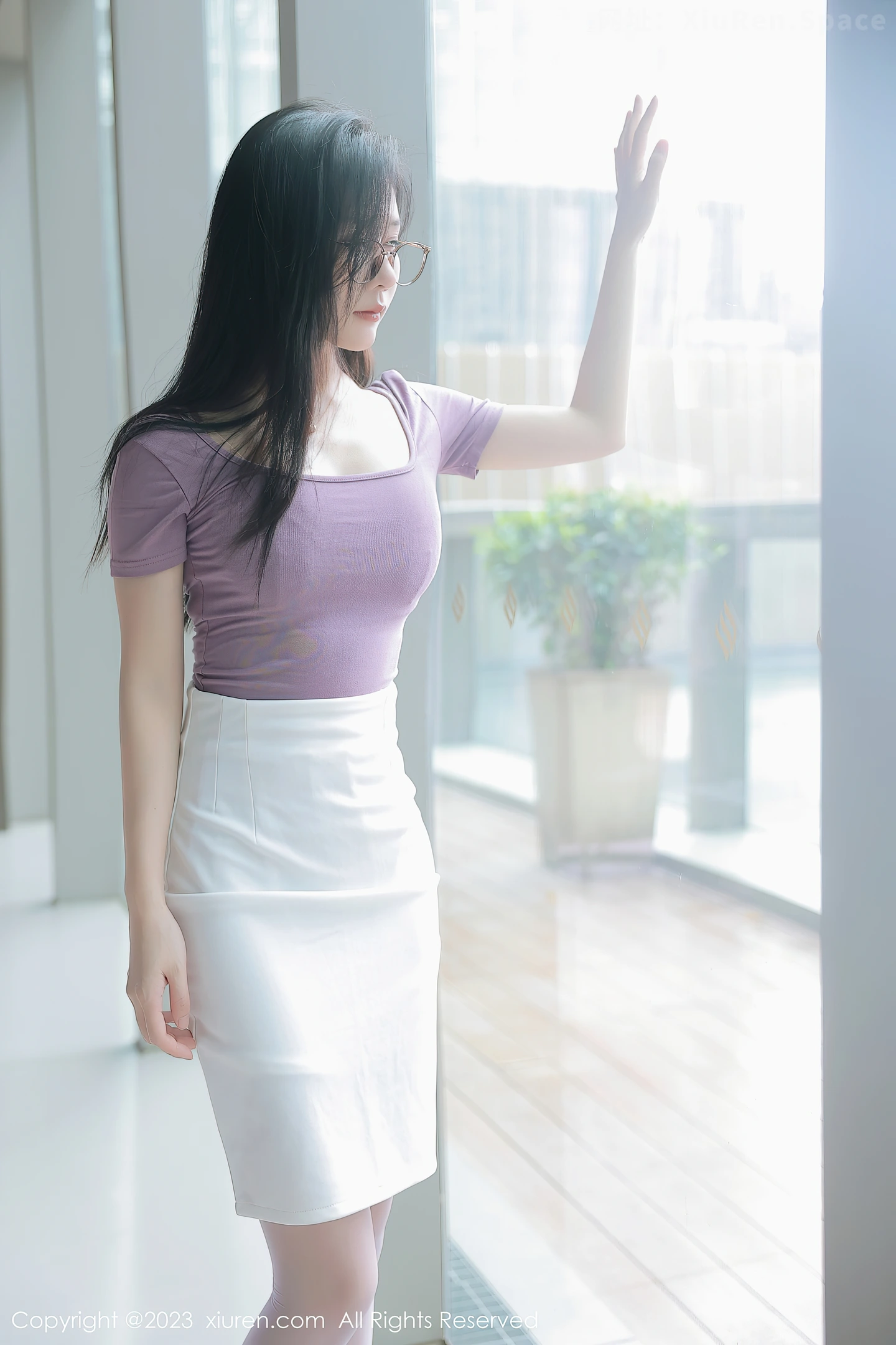 图片[4]-[XiuRen秀人网]2023.06.06 VOL.6865 尹甜甜 粉色紧身OL制服与蕾丝内衣加丝袜美腿性感私房写真集-秀人网官方网站